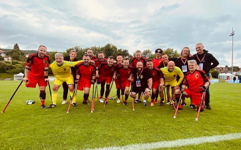 De ploeg viert samen op het veld na de wedstrijd